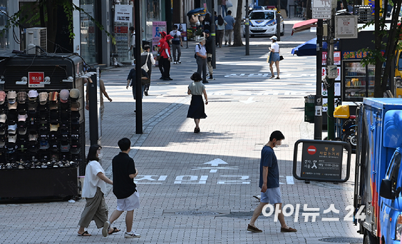 지난 7월 수도권 '사회적 거리두기' 4단계로 한산한 서울 중구 명동 거리 모습  