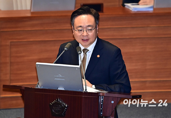 조규홍 보건복지부 장관이 8일 오후 서울 여의도 국회 본회의장에서 열린 교육&middot;사회&middot;문화 분야 대정부질문에서 의원 질의에 답변하고 있다. [사진=곽영래 기자]