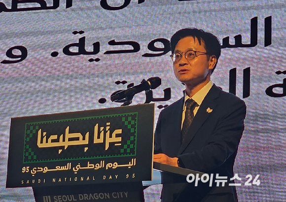 김정관 산업통상자원부 장관이 22일 저녁 서울 용산구 서울 드래곤 시티 호텔에서 열린 제95회 사우디아라비아 국경일 기념 행사에서 인사말을 하고 있다. [사진=박지은 기자]