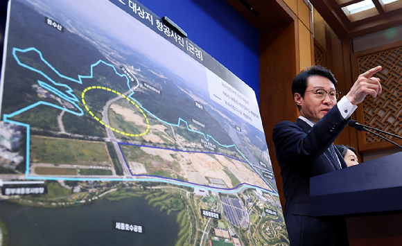 이규연 홍보소통수석이 14일 청와대 춘추관에서 세종 집무실 관련 브리핑을 하고 있다. 2026.4.14 [사진=연합뉴스]