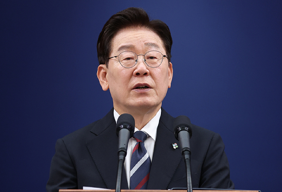 이재명 대통령이 19일 청와대 춘추관에서 G7참석&middot;유럽순방 결과 브리핑을 하고 있다. 2026.6.19 [사진=연합뉴스]
