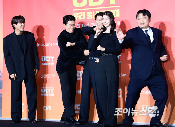 배우 진선규와 윤계상이 17일 오후 서울 광진구 풀만 앰버서더 서울 이스트폴에서 열린 쿠팡플레이 X 지니 TV 오리지널 시리즈 'UDT: 우리 동네 특공대' 제작발표회에 참석하고 있다. [사진=정소희 기자]