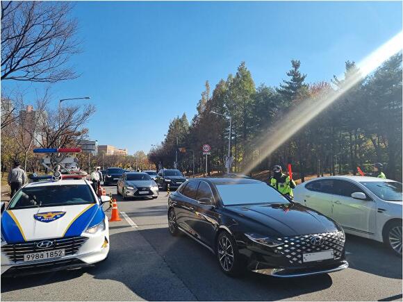 경기도 고양특례시 일산동부, 경의로 521 앞에서 대낮 음주운전 단속을 실시하고 있다. [사진=경기북북지방경찰청]