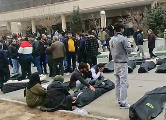 테헤란 외곽 법의학 시설인 카흐리자크 법의학센터 마당에 쌓인 시신. [사진=AP/연합뉴스]