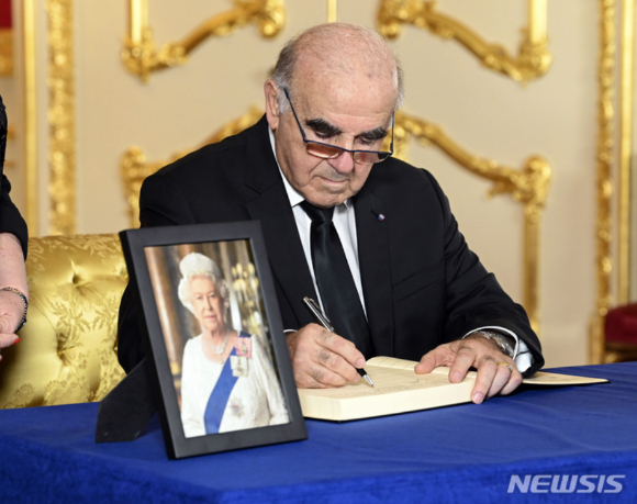 조지 벨라 몰타 대통령이 엘리자베스 2세 영왕 조문록을 작성하고 있다. [사진=뉴시스 ]