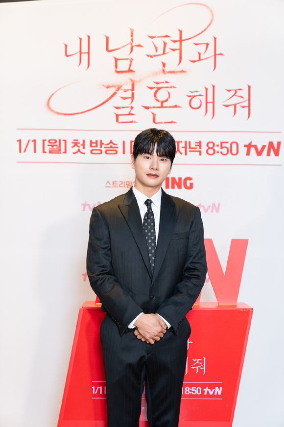 1일 오후 tvN 월화드라마 '내 남편과 결혼해줘' 온라인 제작발표회에서 이이경이 포토 타임을 갖고 있다. [사진=tvN]