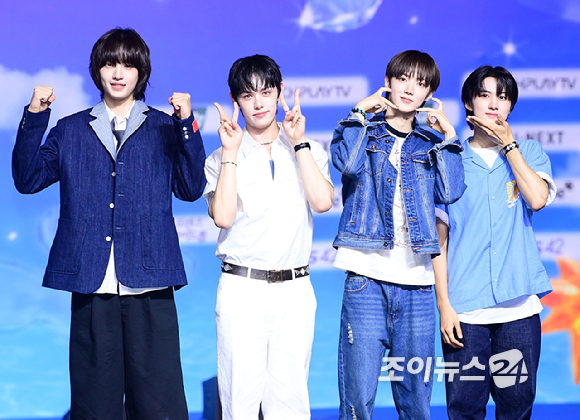 밴드 에이엠피(AxMxP)가 9일 오후 경기도 일산 킨텍스에서 열린 2026 SBS 가요대전 Summer 블루카펫 행사에 참석하고 있다. [사진=정소희 기자]
