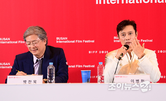 배우 이병헌이 19일 오전 서울 용산구 CGV아이파크몰점에서 열린 영화 '어쩔수가없다'(감독 박찬욱) 제작보고회에 참석하고 있다. [사진=정소희 기자]