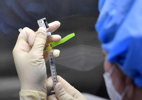 의료진이 백신을 주사기에 소분 조제하고 있는 모습. 사진은 기사와 무관 [사진=아이뉴스24 조성우 기자]