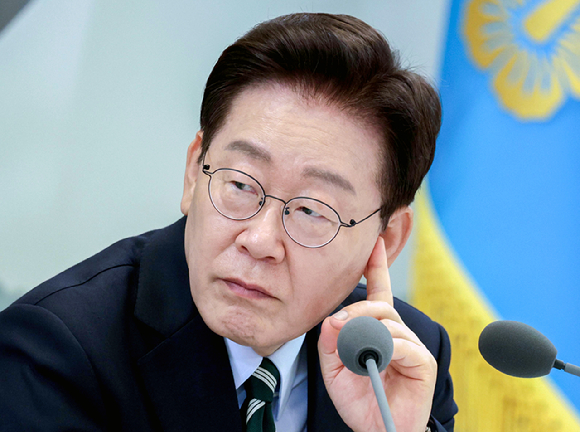 이재명 대통령이 16일 청와대 영빈관에서 열린 부처 업무보고에서 참석 기관장의 답변을 청취하고 있다. 2026.7.16 [청와대통신사진기자단] [사진=연합뉴스]