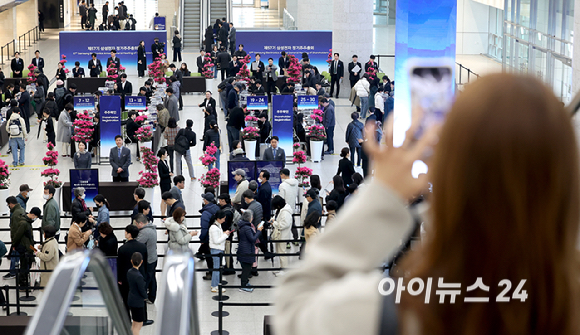 18일 오전 수원시 영통구 수원컨벤션센터에서 열린 제57기 삼성전자 정기주주총회에서 주주들이 입장하기 위해 길게 줄 서 있다. [사진=곽영래 기자]