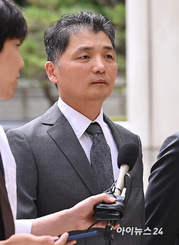 SM엔터테인먼트 시세조종 혐의로 1심에서 무죄를 선고받은 김범수 카카오 미래이니셔티브센터장이 24일 오후 서울고등법원에서 열린 항소심 1차 공판에 출석하고 있다. [사진=곽영래 기자]