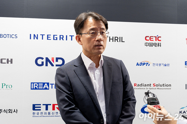 이청 삼성디스플레이 사장이 '2026 한국디스플레이산업전시회' VIP 투어 이후 기자들의 질문에 답하고 있다. [사진=황세웅 기자]