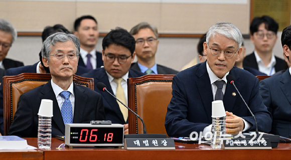 천대엽 법원행정처장이 13일 서울 여의도 국회에서 열린 대법원 등에 대한 국정감사에서 발언하고 있다. [사진=곽영래 기자]