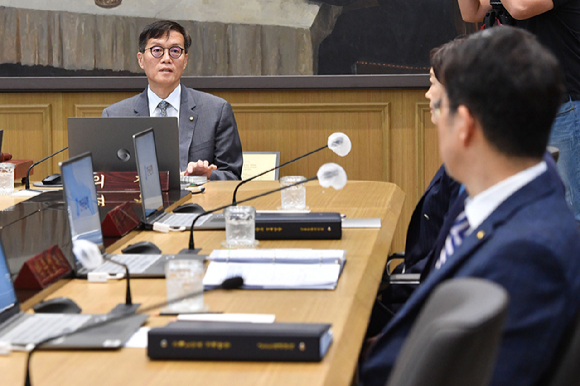 이창용 한국은행 총재가 24일 서울 중구 한국은행에서 열린 금융통화위원회를 주재하고 있다. [사진=사진공동취재단]