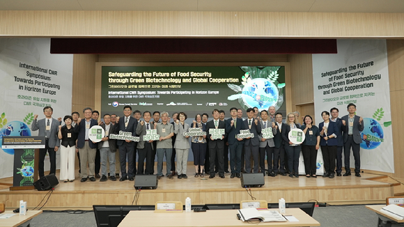 이미라 산림청 차장(가운데)이 10일 국립세종수목원에서 열린 '호라이즌 유럽지원을 위한 산림 내 작물 재래원종 국제심포지엄'에 참석해 기념촬영을 하고 있다. [사진=산림청]