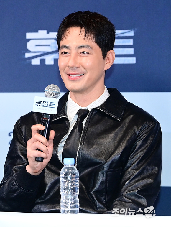 배우 조인성이 4일 오후 서울 CGV 용산아이파크몰에서 열린 영화 '휴민트'(감독 류승완) 언론시사회에 참석하고 있다. [사진=정소희 기자]