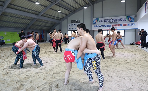 임실 종합경기장으로 전지훈련을 온 선수들이 훈련에 여념이 없다. [사진=임실군 ]