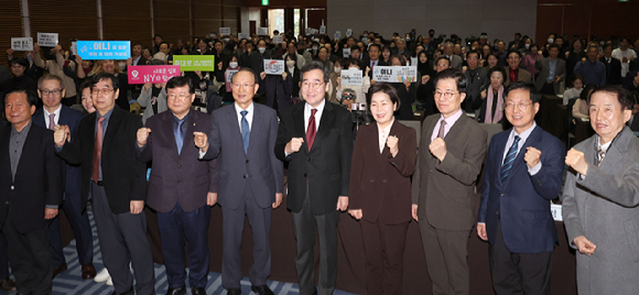 이낙연 전 국무총리가 28일 서울 용산구 백범김구기념관에서 열린 '연대와 공생' 주최 '대한민국, 위기를 넘어 새로운 길로' 학술 포럼에서 주요 내빈들과 단체 기념사진을 촬영하고 있다. [사진=뉴시스]