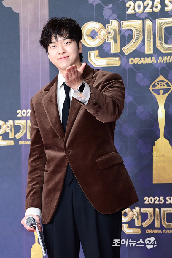 코미디언 유재필이 31일 오후 서울 마포구 상암동 SBS 프리즘타워에서 열린&nbsp;2025 SBS 연기대상&nbsp;레드카펫 행사에 MC로 참석하고 있다. [사진=정소희 기자]