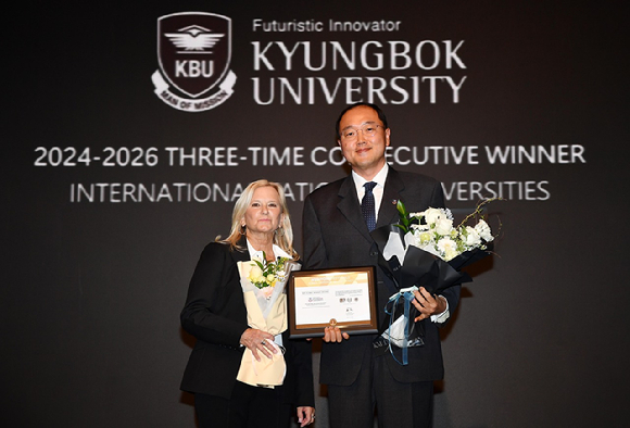 경복대학교가 THE 2026 NYF-K-NBA 대한민국 국가브랜드대상 대학국제화 부문을 수상하고 기념사진을 촬영하고 있다. [사진=경복대학교]