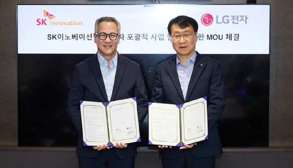 지난 17일, 서울 종로구 SK서린빌딩에서 김무환 SK이노베이션 에너지설루션 사업단장(왼쪽), 이재성 LG전자 ES사업본부장(오른쪽)이 ‘AI 데이터센터 통합 에너지 설루션’ 공동 개발 및 사업화를 위한 양해각서(MOU)를 체결한 후 기념사진을 촬영하고 있다. [사진=SK이노베이션]