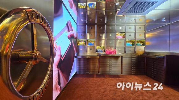 시그니처 모노그램 탄생 130주년을 맞아 리뉴얼을 마친 서울 강남구 루이 비통 도산 스토어 전경. [사진=진광찬 기자]