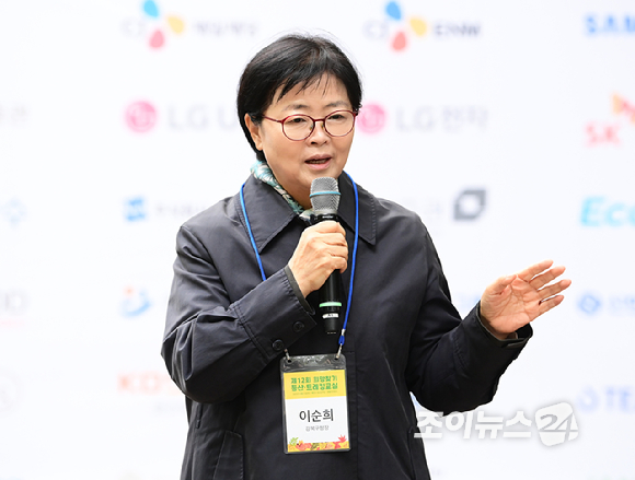 25일 서울 강북구 우이동 북한산국립공원 우이분소(백운천 휴게공간)에서 열린 '브브걸 민영과 함께 하는 팬트레킹-제12회 희망찾기 등산&middot;트레킹 교실'에서 참가자들이 기념사진을 촬영하고 있다. [사진=곽영래 기자]