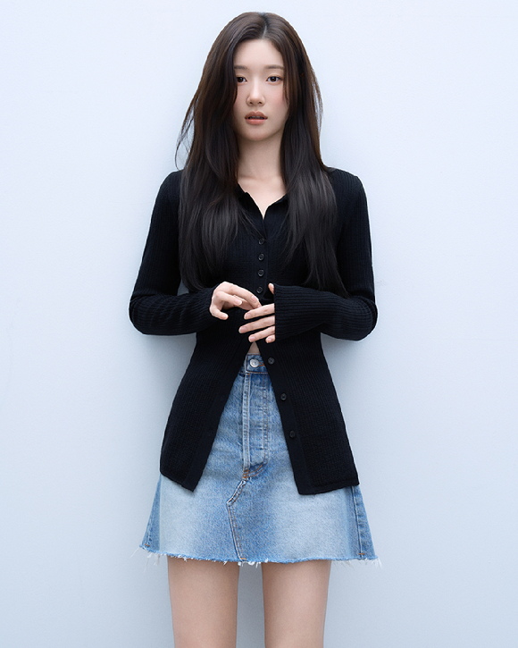 배우 정채연이 JTBC 토일드라마 '에스콰이어' 인터뷰에 앞서 포즈를 취하고 있다. [사진=BH엔터테인먼트]