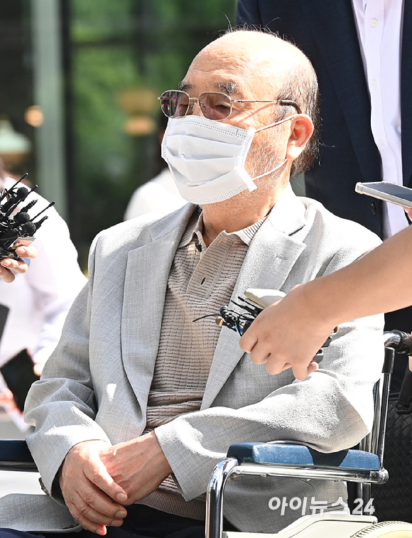 '나토 목걸이 청탁' 서희건설 이봉관 회장이 2일 오전 서울 종로구에 마련된 김건희 특검팀(특별검사 민중기) 사무실에 조사를 받기 위해 출석하고 있다. [사진=곽영래 기자]