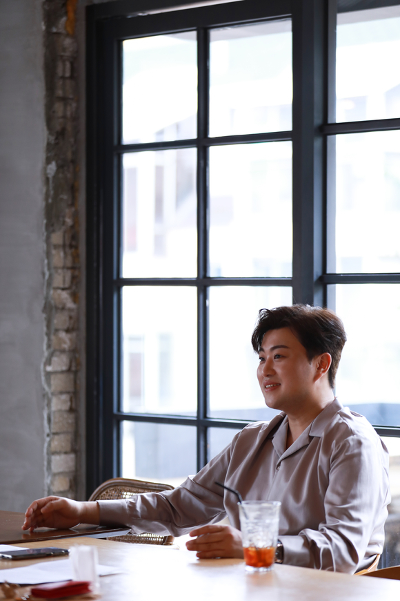 가수 김호중이 망원동의 한 카페에서 인터뷰 사진 촬영을 위해 포즈를 취하고 있다. [사진=생각엔터테인먼트]