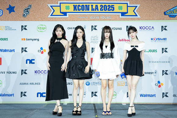 그룹 에스파가 지난 1일(현지시간)부터 3일까지 미국 로스앤젤레스 크립토닷컴 아레나에서 열린 K-팝 팬&아티스트 페스티벌 '케이콘 엘에이 2025(KCON LA 2025)' 레드카펫 행사에 참석해 포즈를 취하고 있다. [사진=CJ ENM]