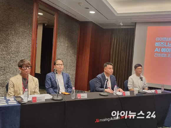 김경엽 롯데이노베이트 대표가 18일 오후 서울 롯데호텔월드에서 열린 '아이멤버 3.0 론칭 쇼케이스'에서 키노트를 하고 있다. [사진=윤소진 기자]