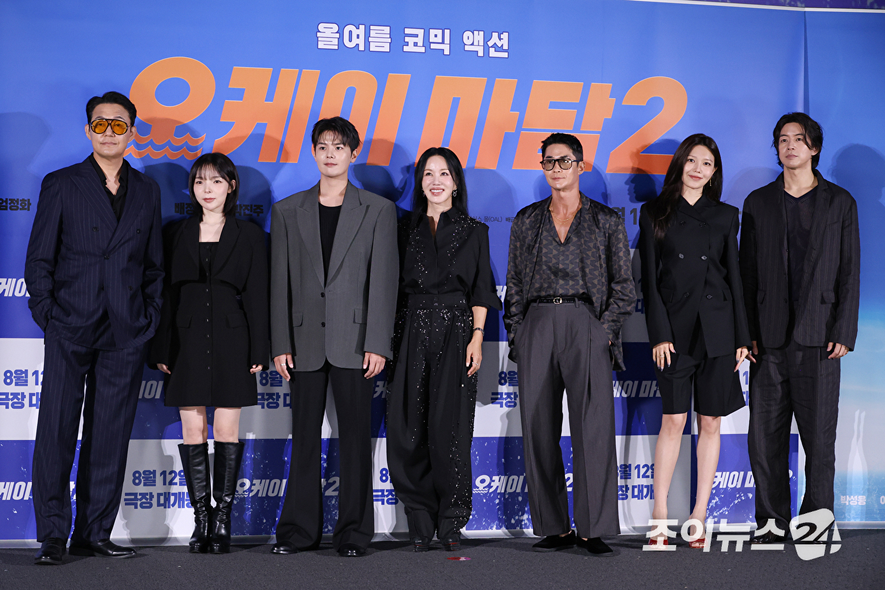 배우 박성웅, 박진주, 려운, 엄정화, 배정남, 최수영, 이상윤, 이철하 감독이 13일 오전 서울 용산구 CGV 용산아이파크몰점에서 진행된 영화 '오케이 마담2'(감독 이철하) 제작보고회에 참석해 포즈를 취하고 있다. [사진=문수지 기자]