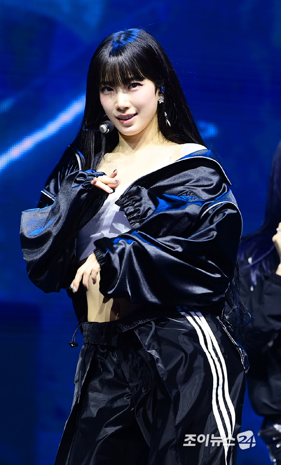 그룹 르세라핌(LE SSERAFIM) 카즈하가 29일 오후 서울 광진구 광장동&nbsp;예스24라이브홀에서 열린 미니 4집 '크레이지(CRAZY)' 쇼케이스에 참석해 타이틀곡 'CRAZY' 무대를 선보이고 있다. [사진=정소희 기자]