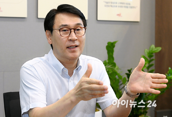 이규복 큐알티 대표이사가 5일 경기도 수원시 큐알티 사옥에서 아이뉴스24와 인터뷰를 하고 있다. [사진=곽영래 기자]