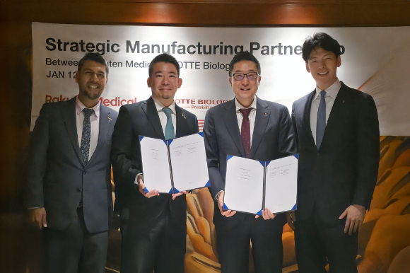 (왼쪽부터) 압흐짓 바티아 라쿠텐메디칼 최고운영책임자, 미나미 마에다 라쿠텐메디칼 사장, 제임스박 롯데바이오로직스 대표, 신유열 롯데바이오로직스 대표. [사진=롯데바이오로직스 제공]