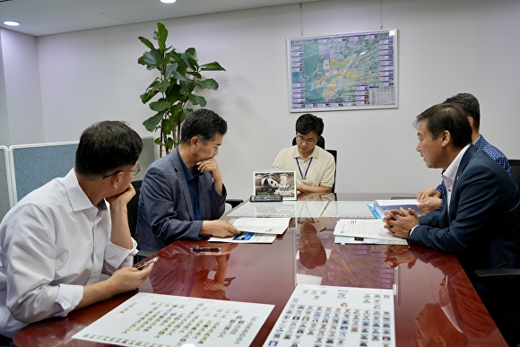 전춘성 군수가 이원택 의원을 만나 지역현안사업을 설명하고 있다. [사진=진안군 ]