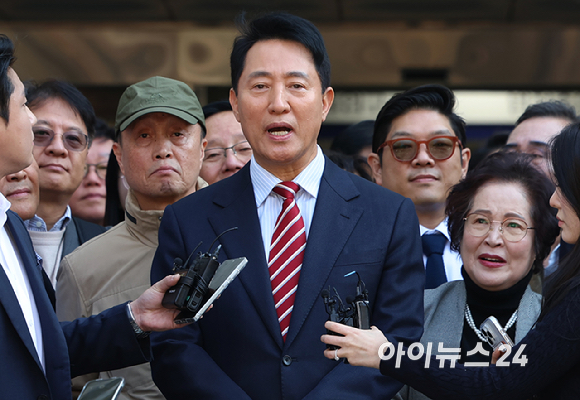 명태균 여론조사비 대납 의혹으로 재판에 넘겨진 오세훈 서울시장이 23일 오후 서울 서초구 서울고등법원에서 열린 정치자금법 위반 혐의 항소심 선고기일에서 무죄 판결을 받고 관련 입장을 밝히고 있다. [사진=곽영래 기자]