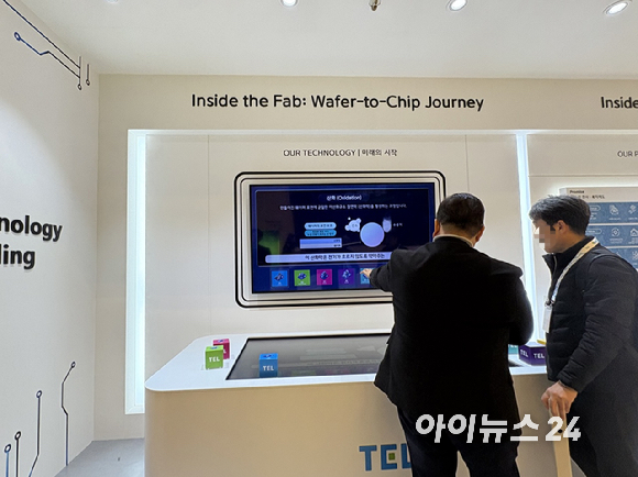 '세미콘코리아 2026' 도쿄일렉트론(TEL)코리아 부스 전경. 부스 입구에는 '기술로 삶을 가능하게 하다'(Technology Enabling Life) 기업 메시지 로고가 적혀있다. [사진=권서아 기자]