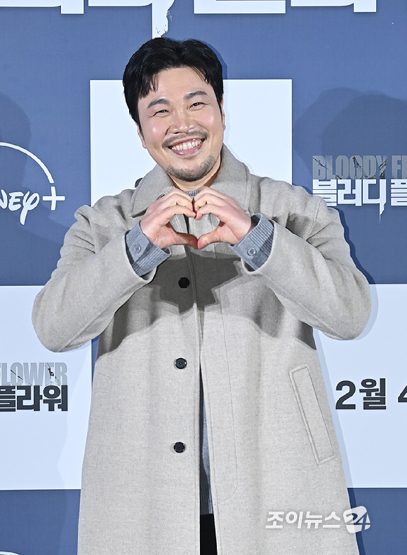 배우 신승환이 27일 서울 용산구 CGV 용산아이파크몰에서 열린 디즈니+ '블러디 플라워' 제작발표회에서 포즈를 취하고 있다. [사진=곽영래 기자]