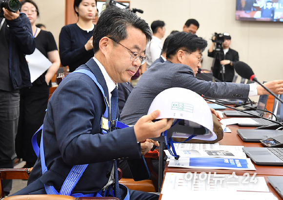 박홍배 더불어민주당 의원이 15일 서울 여의도 국회에서 열린 기후에너지환경노동위원회의 고용노동부 등 국정감사에서 산업용 안전장비를 착용하고 참석하고 있다. [사진=곽영래 기자]