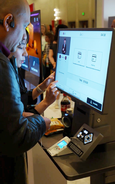 LG전자 전시장을 찾은 고객이 수어안내가 적용된 키오스크를 살펴보고 있다. [사진=LG전자]