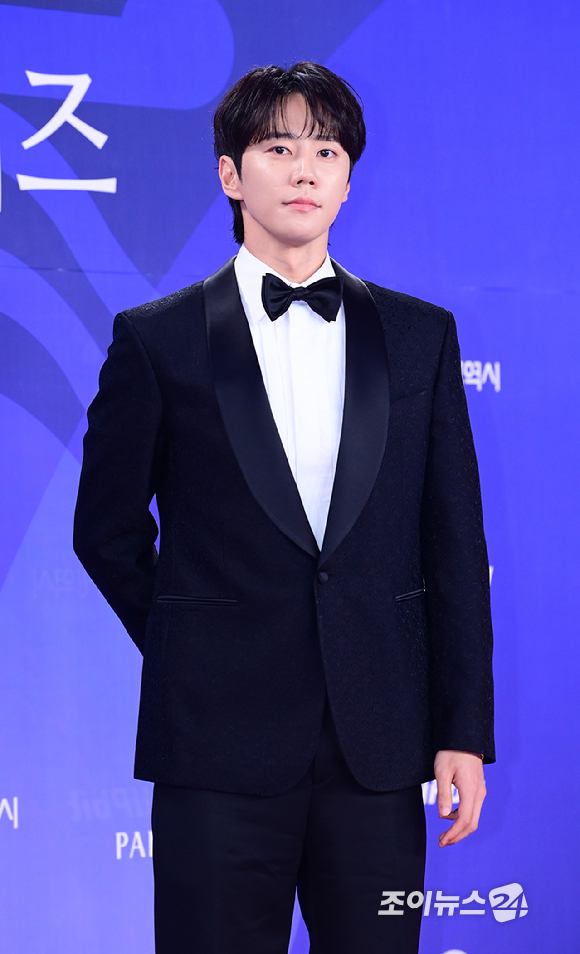 배우 이준영이 18일 오후 인천광역시 파라다이스 시티에서 열린 제4회 청룡시리즈어워즈 레드카펫 행사에 참석하고 있다. [사진=정소희 기자]