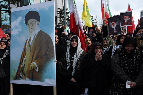 이란의 최고 지도자 아야톨라 알리 하메네이의 사망 이후, 이스탄불에서 시위대들이 그의 초상화가 담긴 포스터를 들고 이스라엘과 미국의 이란 공습에 반대하며 구호를 외치고 있다. [사진=로이터/연합뉴스]