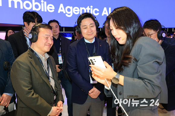 홍범식 LG유플러스 대표가 2일(현지시간) 스페인 바르셀로나 피라 그란 비아 전시장에서 열린 '모바일 월드 콩그레스(MWC)2026'에서 삼성전자 갤럭시 부스를 방문해 노태문 삼성전자 대표이사 사장(DX부문장)과 갤럭시 S26 울트라로 사진촬영을 하고 있다. 2026.03.02. [사진=바르셀로나=사진공동취재단]