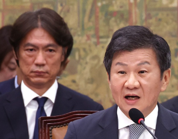 국회 현안질의에 출석한 홍명보 대표팀 감독(왼쪽), 정몽규 대한축구협회장. [사진=연합뉴스]
