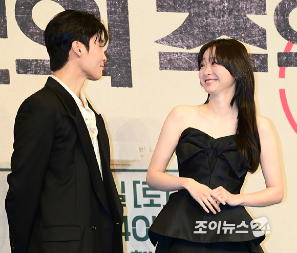 [포토] &apos;백번의 추억&apos; 김다미-허남준, 두근두근 눈빛교환