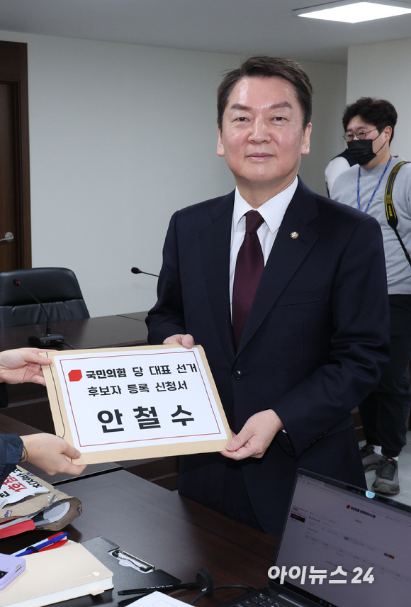 국민의힘 당권주자인 안철수 의원이 2일 오전 서울 여의도 중앙당사에서 당대표 후보 등록을 하고 있다. [사진=김성진 기자]