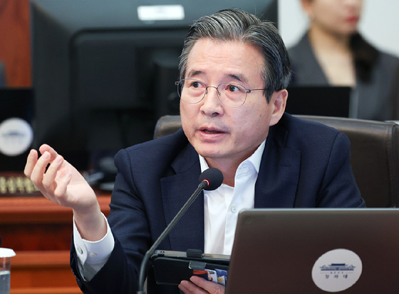 김용범 청와대 정책실장이 7월 21일 청와대에서 열린 국무회의에서 이재명 대통령의 질문에 답하고 있다. [사진=연합뉴스]